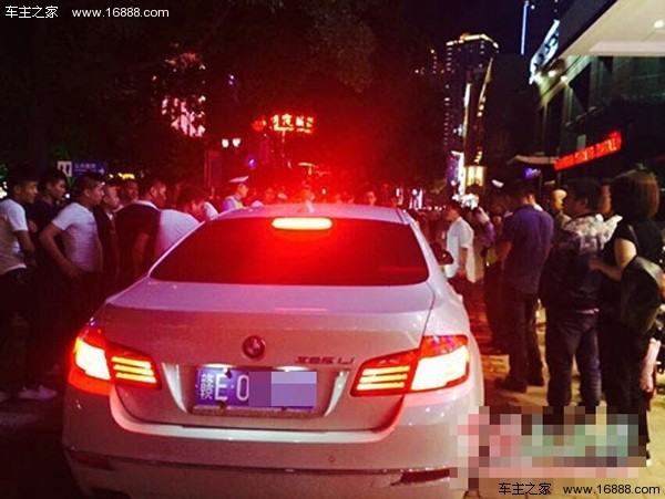 宝马剐蹭引群斗 女司机一脚踢倒对方女儿_生活